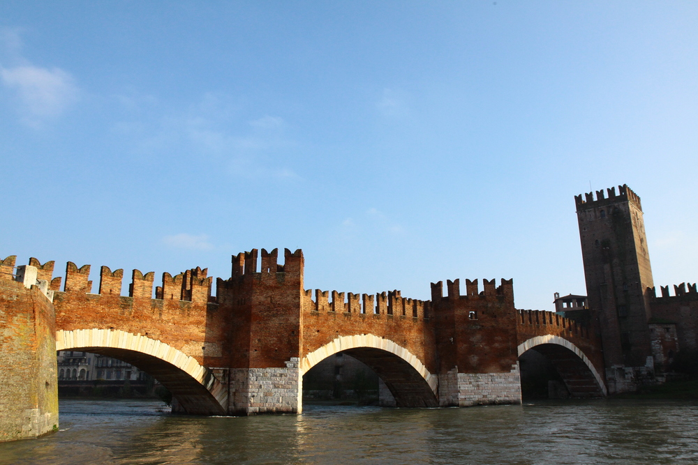 Ponte di Castel Vecchio .