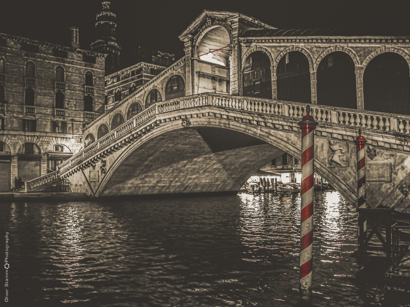 Ponte di Rialto nachts, Venedig, Italien. The Rialto Bridge Venezia, Italy at night.