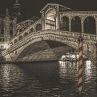 Ponte di Rialto nachts, Venedig, Italien. The Rialto Bridge Venezia, Italy at night.