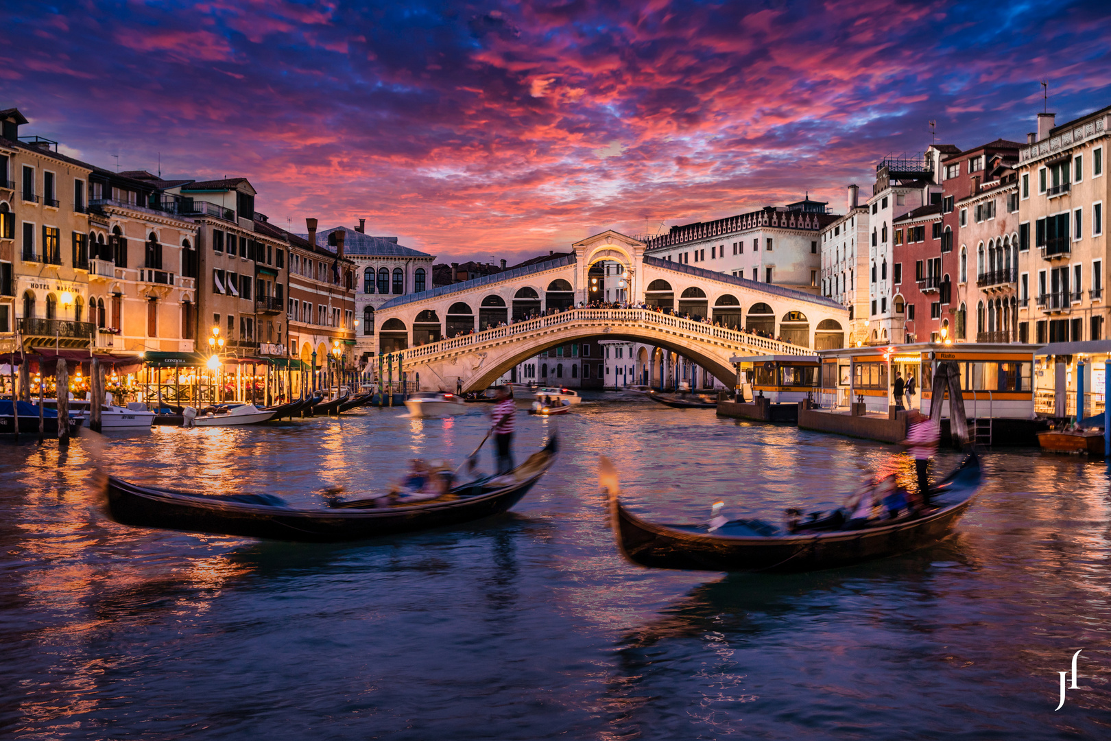 Ponte di Rialto und Gondeln bei Sonnenuntergang