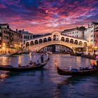 Ponte di Rialto und Gondeln bei Sonnenuntergang