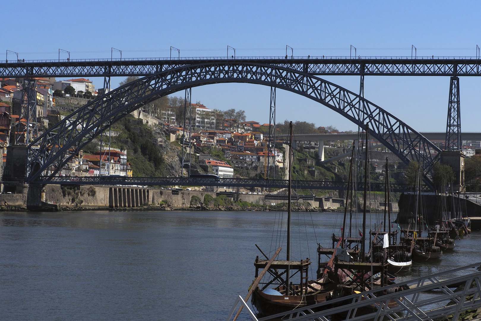 Ponte die D. Luis I ganz mit alten Schiffen