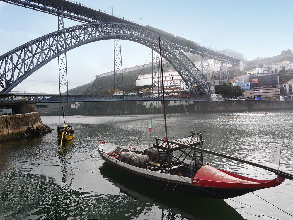 Ponte Dom Luis I und Rabelo-Boot im Morgendunst