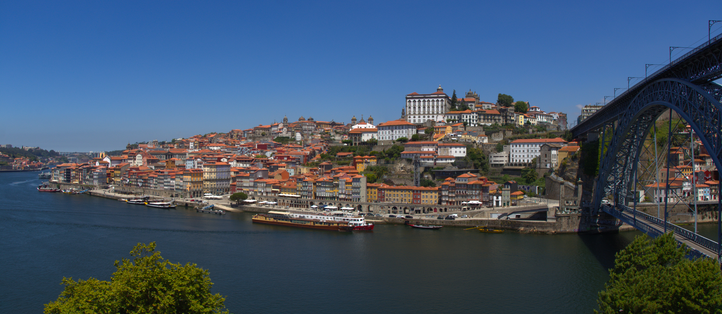 Ponte Dom Luis und das UNESCO-Weltkulturerbe Ribeira in Porto/Portugal