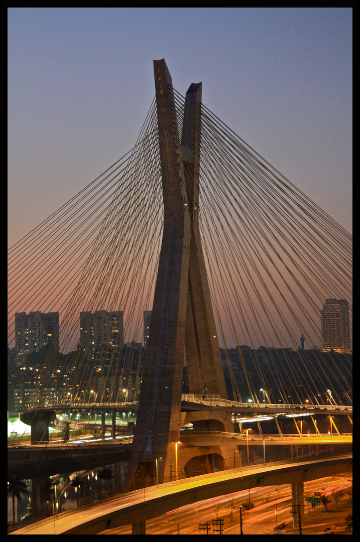 Ponte Estaiada Octávio Frias de Oliveira bei Nacht