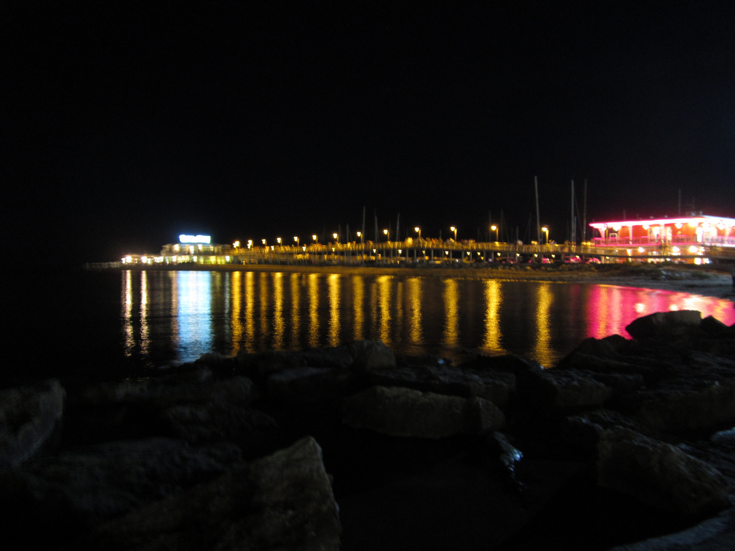 Ponte illuminato sulla spiaggia durante la notte