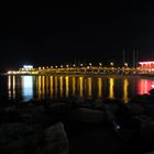 Ponte illuminato sulla spiaggia durante la notte