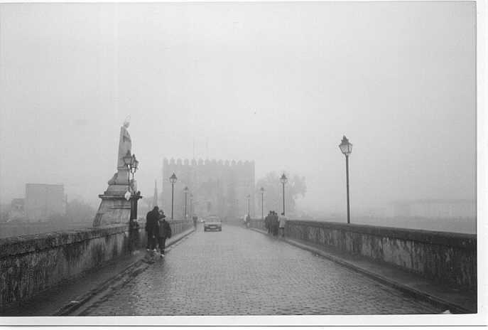 Ponte nella nebbia