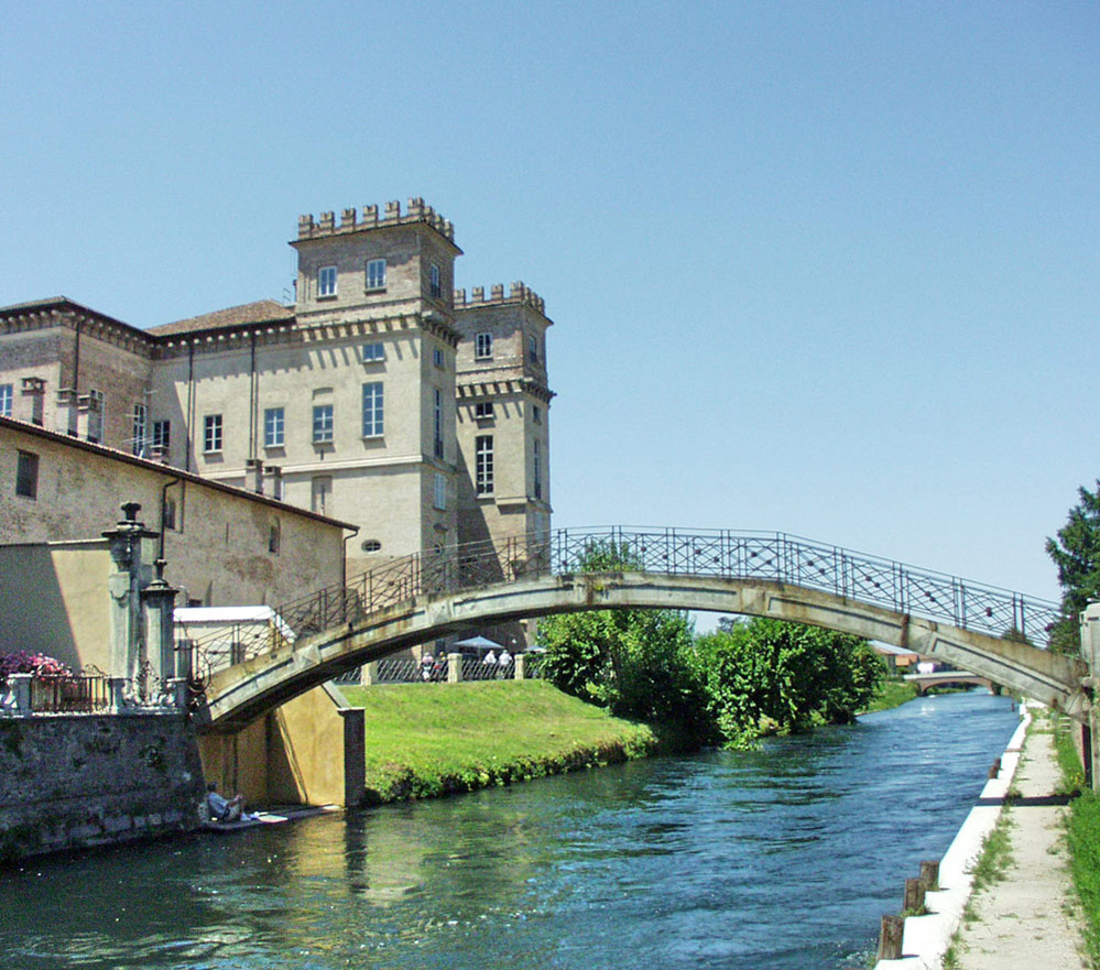 Ponte pedonale "dei sassi" a Robecco sul Naviglio.