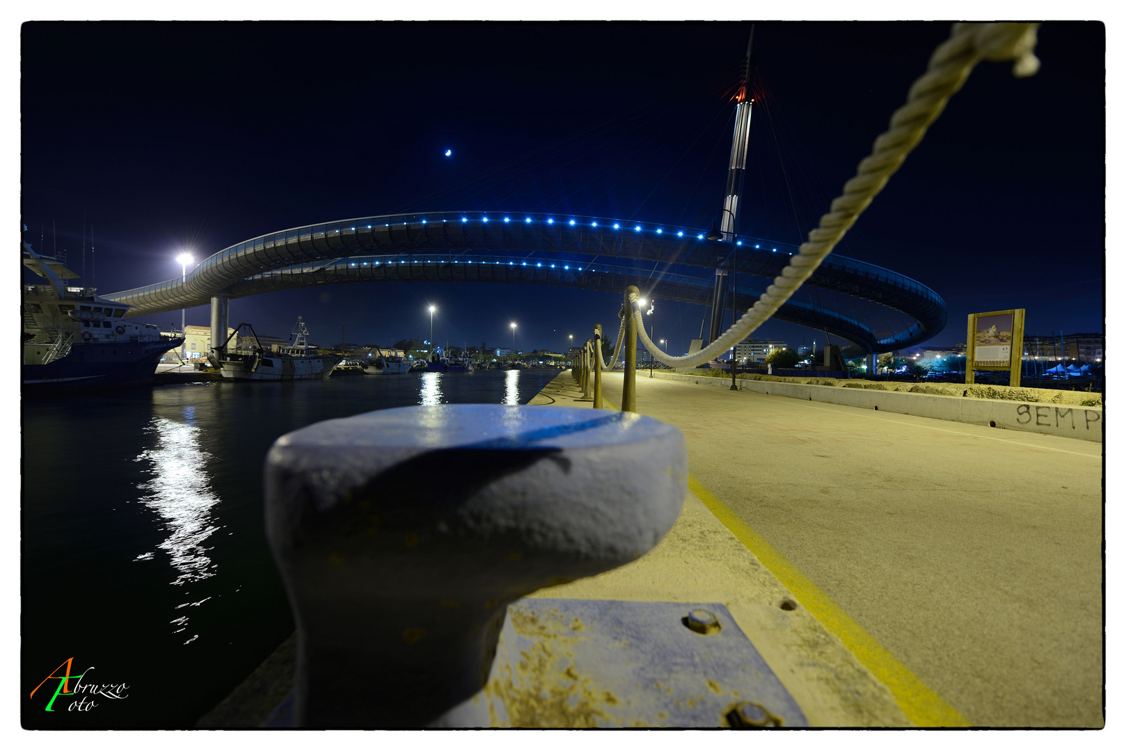 ponte sul mare di notte