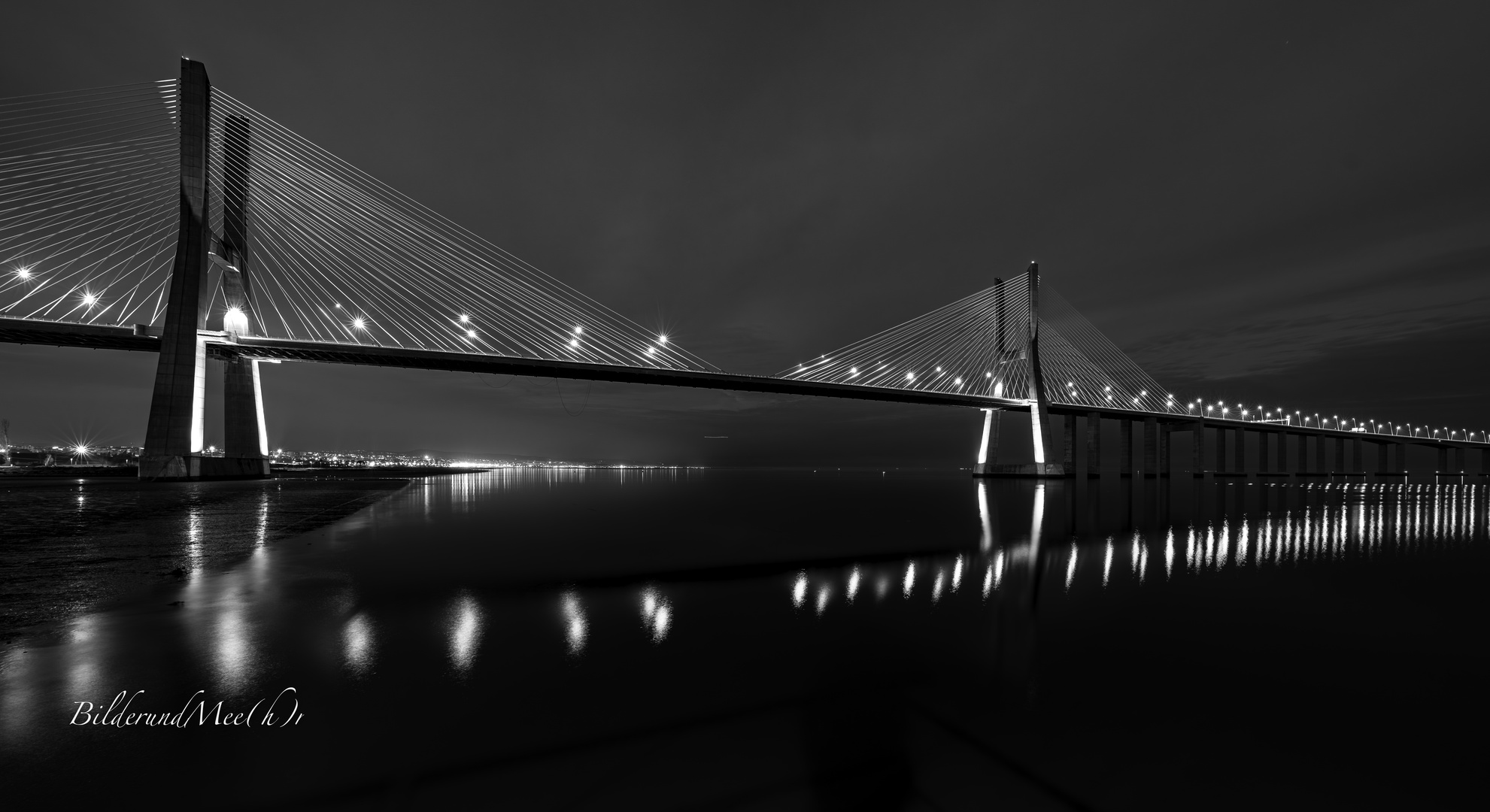 +++ Ponte Vasco do Gama +++ black & white