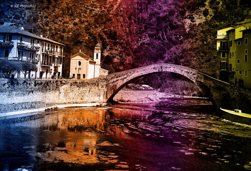 Ponte Vecchio de Dolceaqua in surrealem Licht