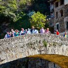 Ponte Vecchio de Dolceaqua mit Touristen