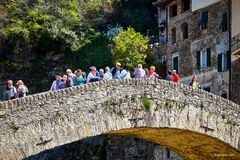 Ponte Vecchio de Dolceaqua mit Touristen