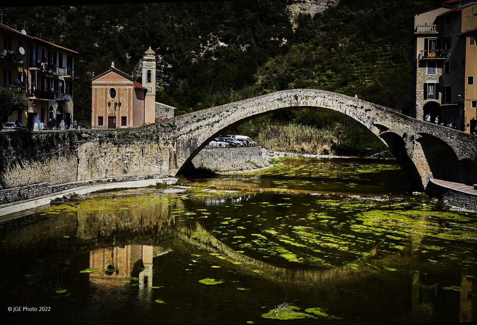 Ponte Vecchio de Dolceaqua (Spiegelbild)