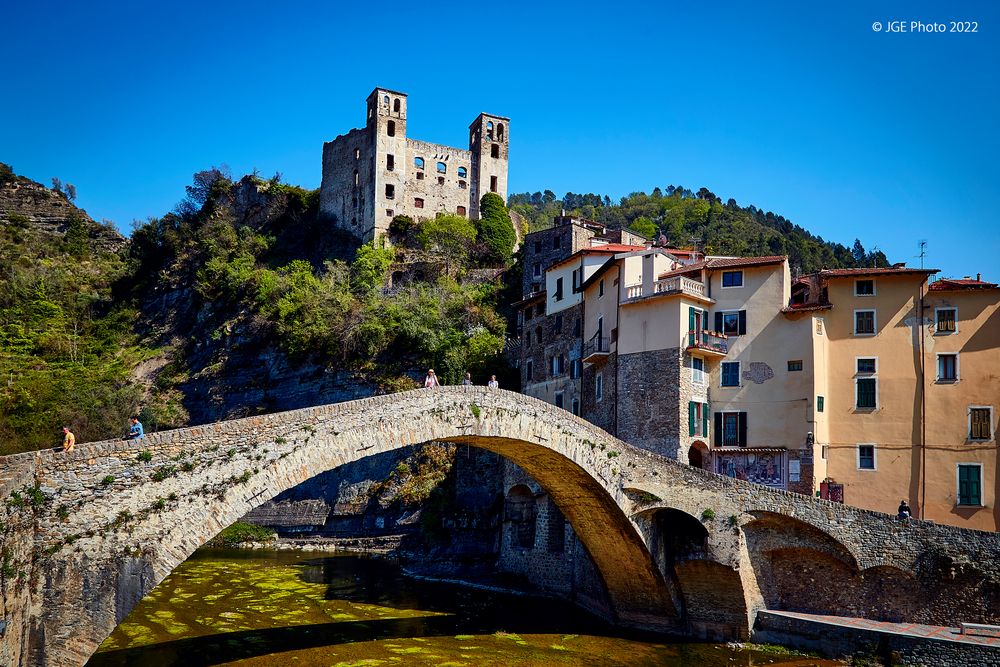 Ponte Vecchio de Dolceaqua und Castello dei Doria