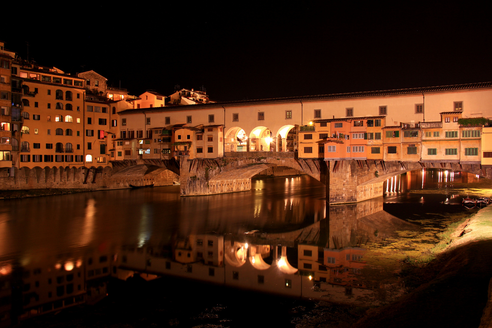 Ponte Vecchio in Florenz bei Nacht