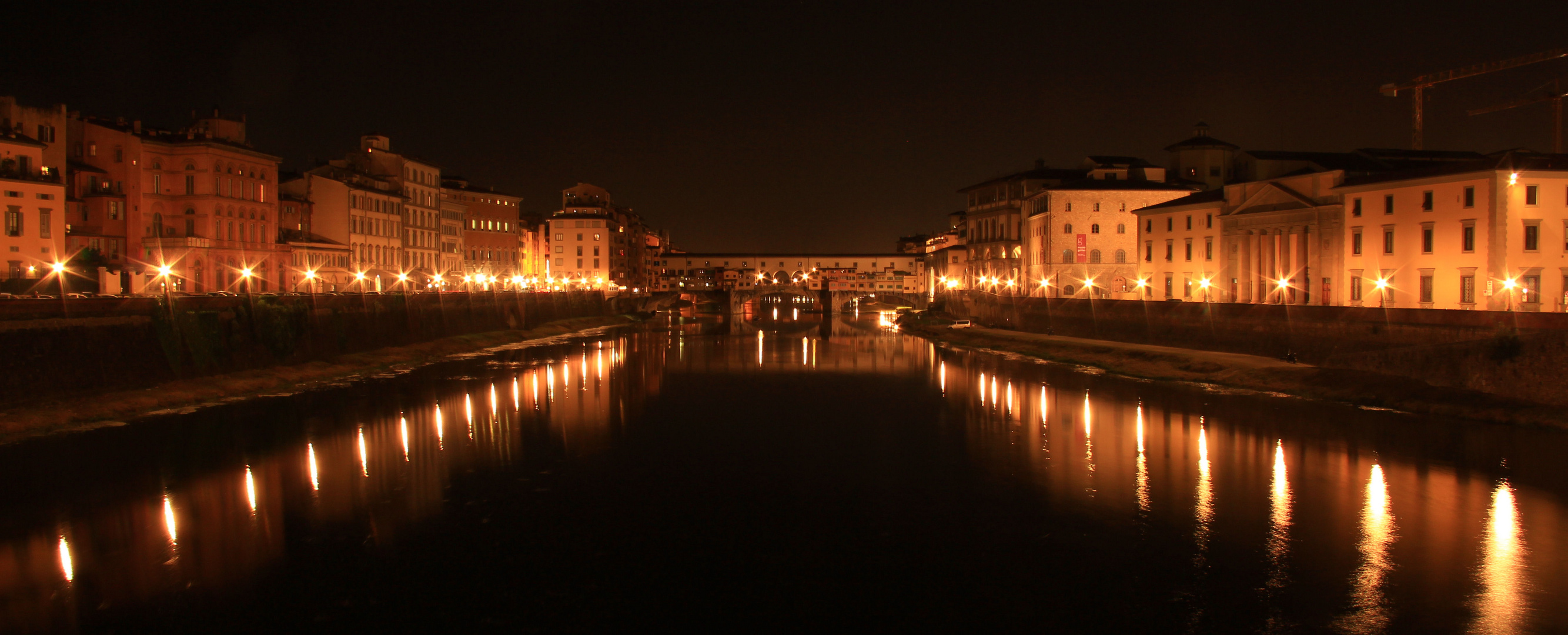 Ponte Vecchio und Arno in Florenz bei Nacht