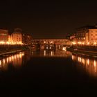 Ponte Vecchio und Arno in Florenz bei Nacht