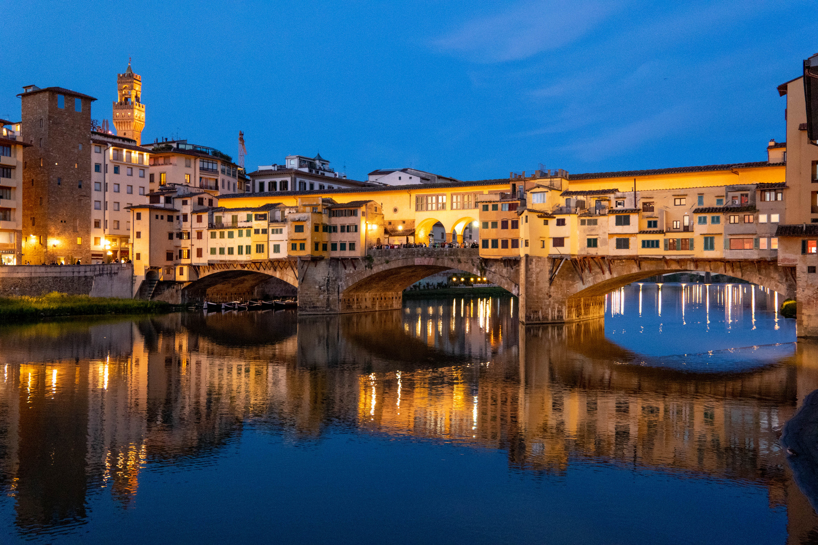 Ponte Vecchio während der Blauen Stunde Florenz Toskana Italien