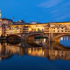 Ponte Vecchio während der Blauen Stunde Florenz Toskana Italien