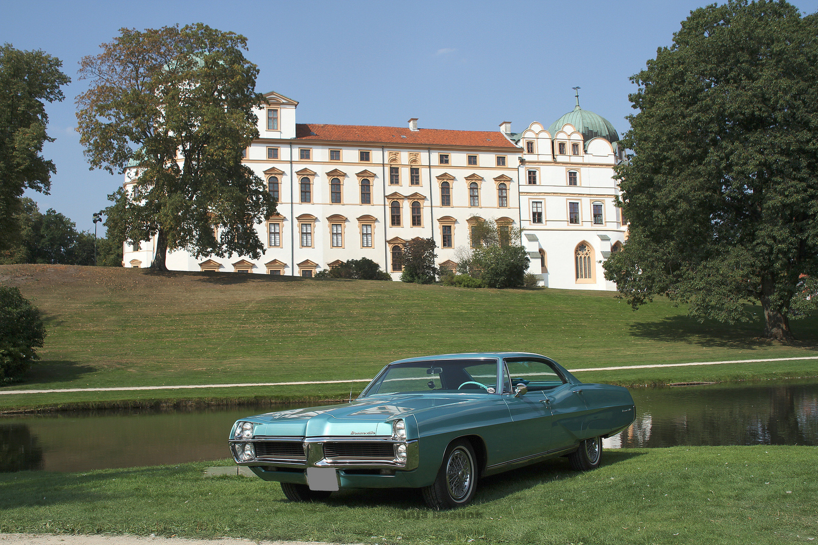 Pontiac Bonneville vor historischer Kulisse