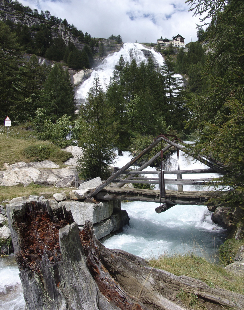 Ponticello sul Toce con cascata