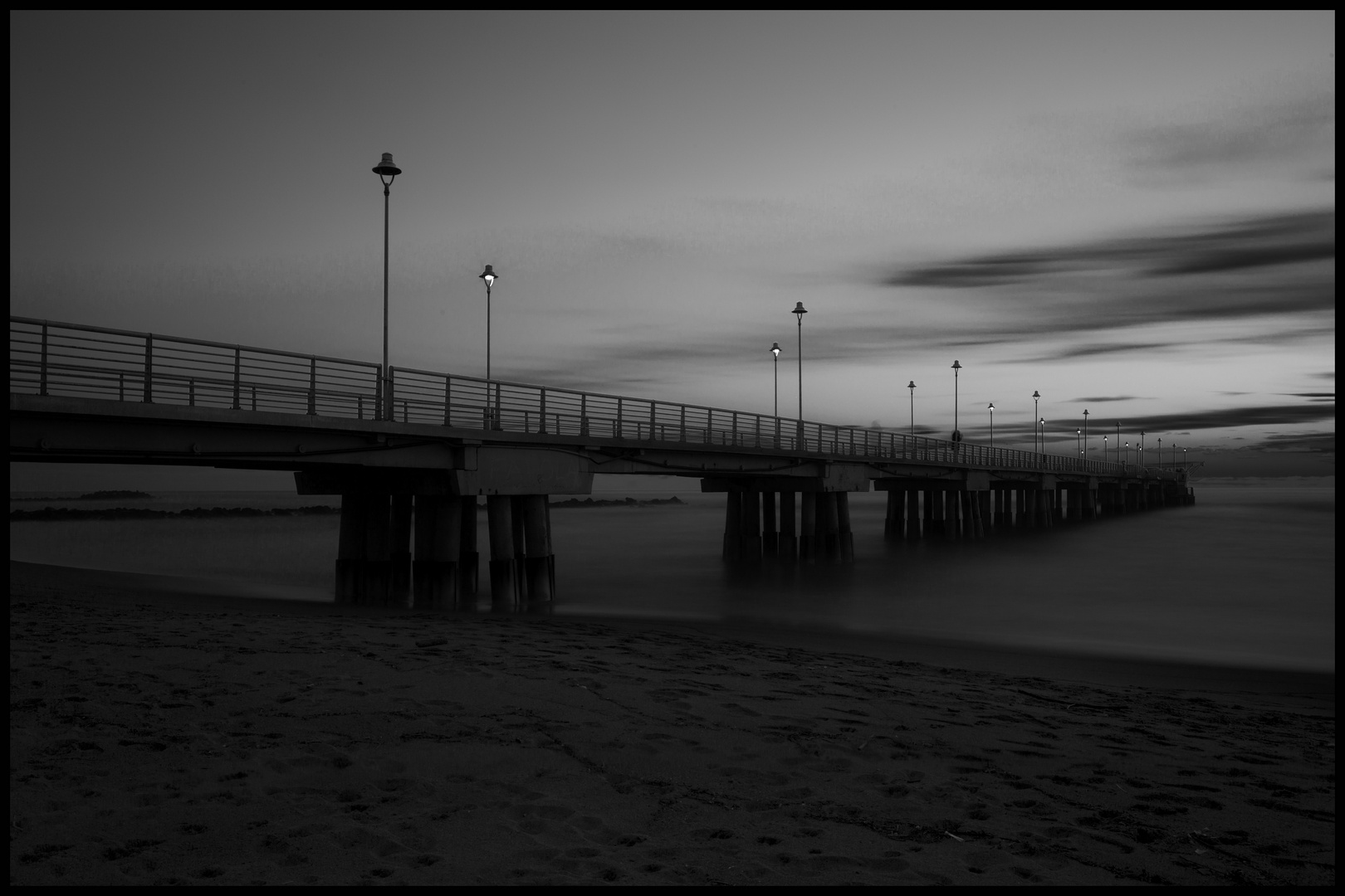 pontile al tramonto