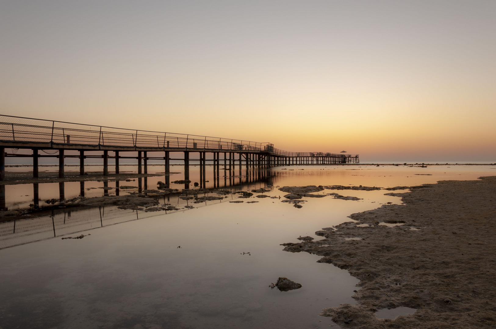 Pontile sulla barriera corallina