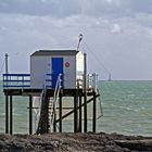 Ponton de pêche au carrelet n° 91 à Saint-Palais-sur-Mer et phare de Cordouan au large.