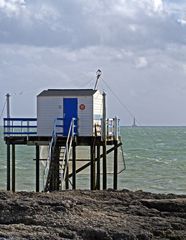 Ponton de pêche au carrelet n° 91 à Saint-Palais-sur-Mer et phare de Cordouan au large.