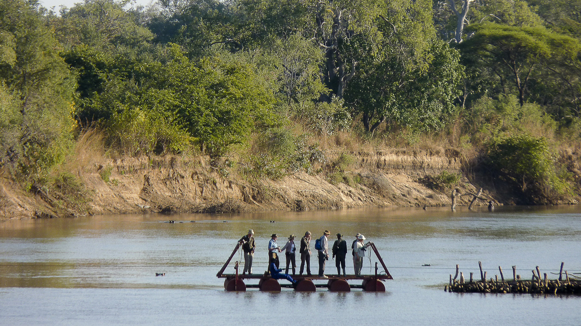 Ponton Überfahrt des Luangwa