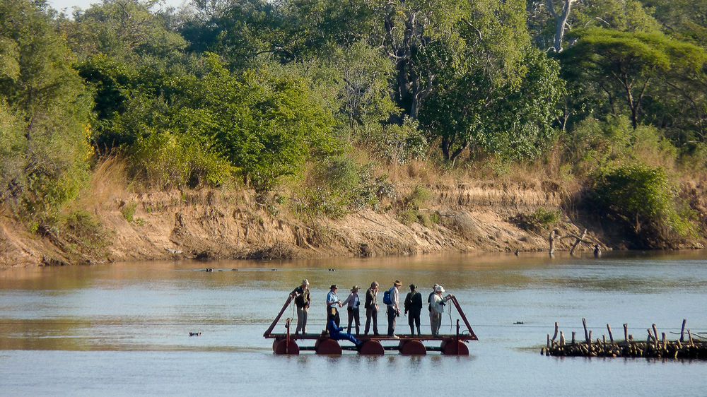 Ponton Überfahrt des Luangwa