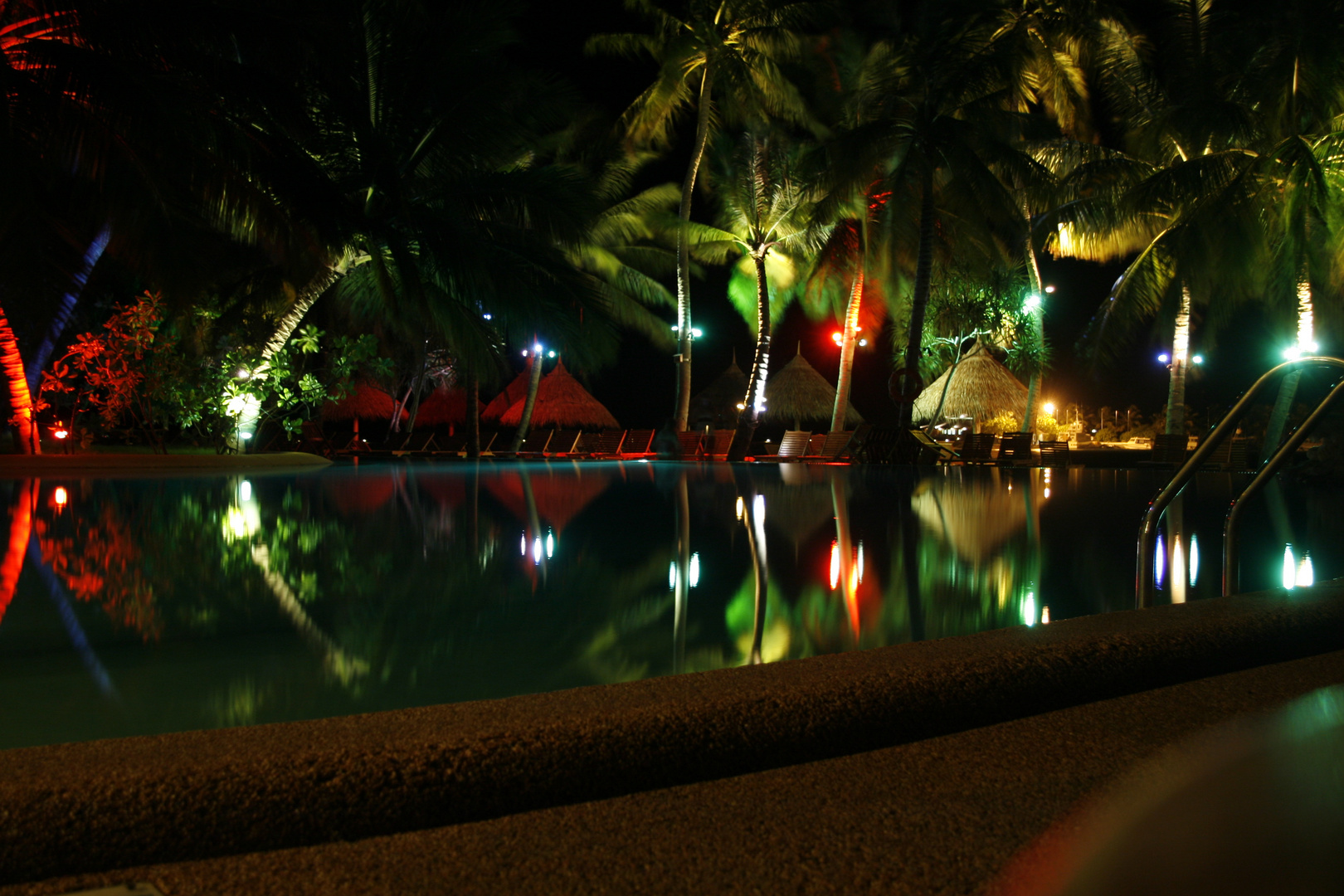 Pool bei Nacht