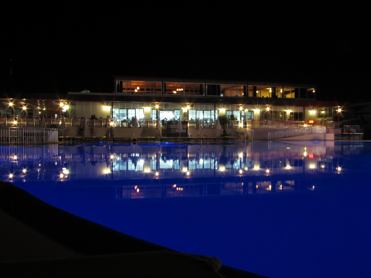 Pool bei Nacht