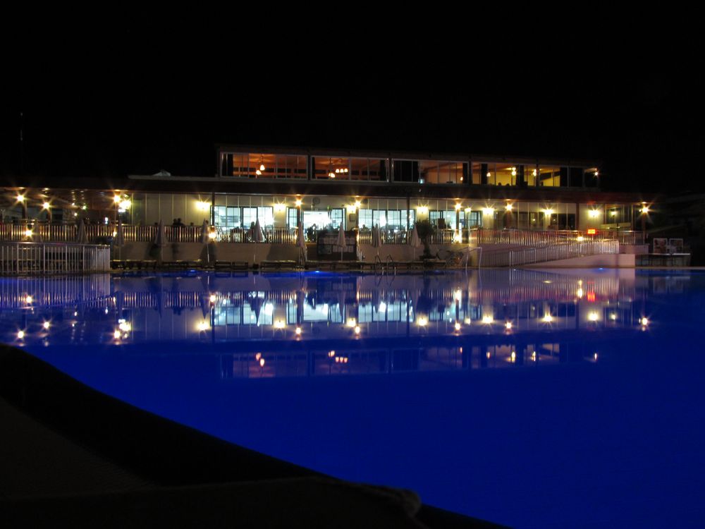 Pool bei Nacht