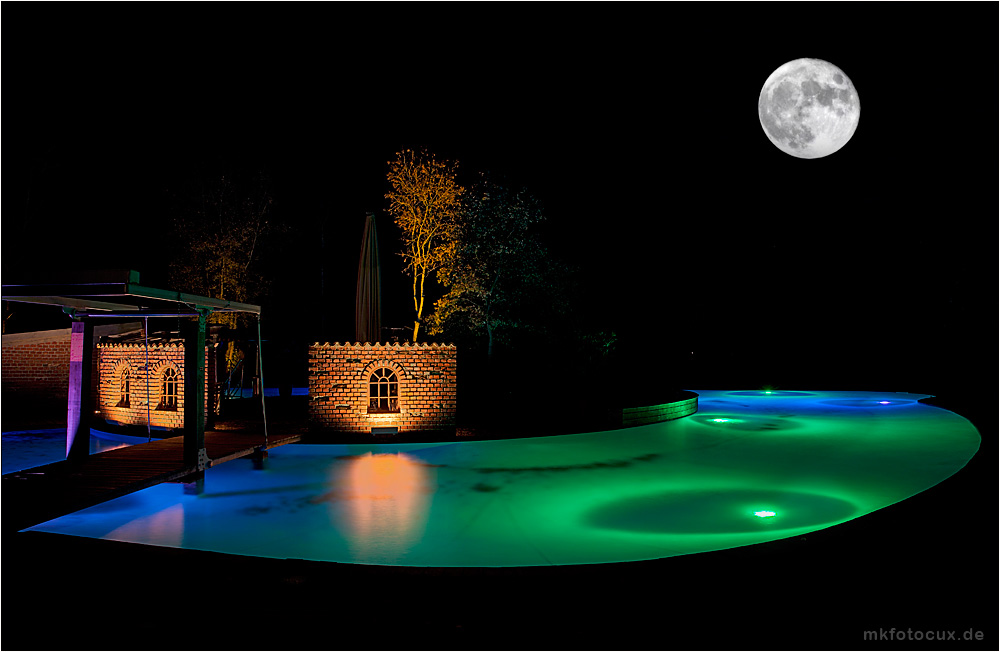 Pool bei Nacht