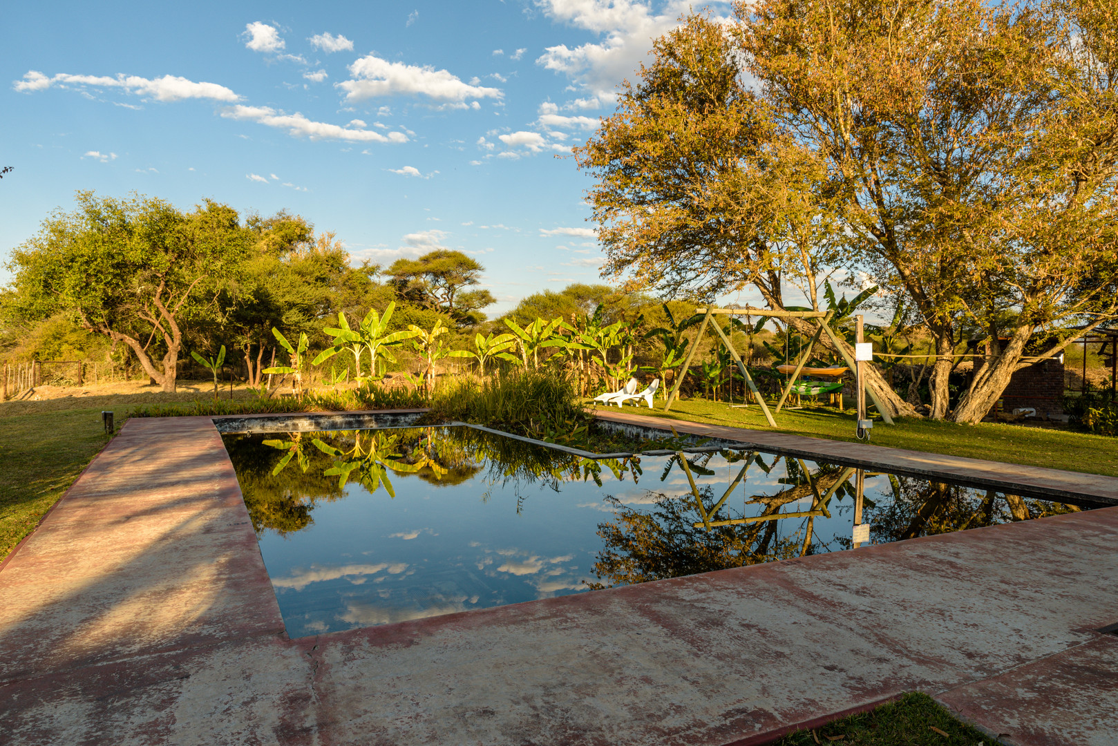 Pool der Nundu River Lodge