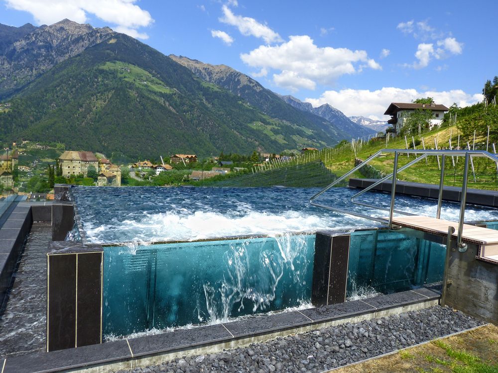 POOL IM WEINBERG MIT PANORAMABLICK