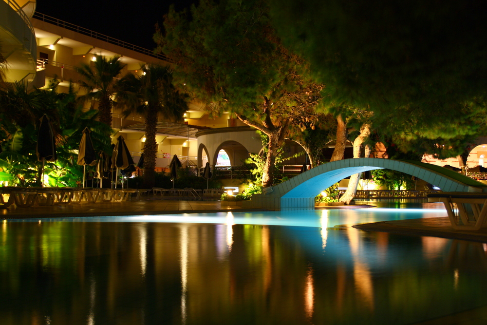 Pool mit Brücke