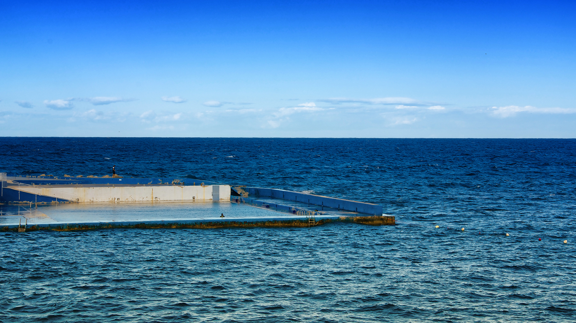 Pool mit Meerblick