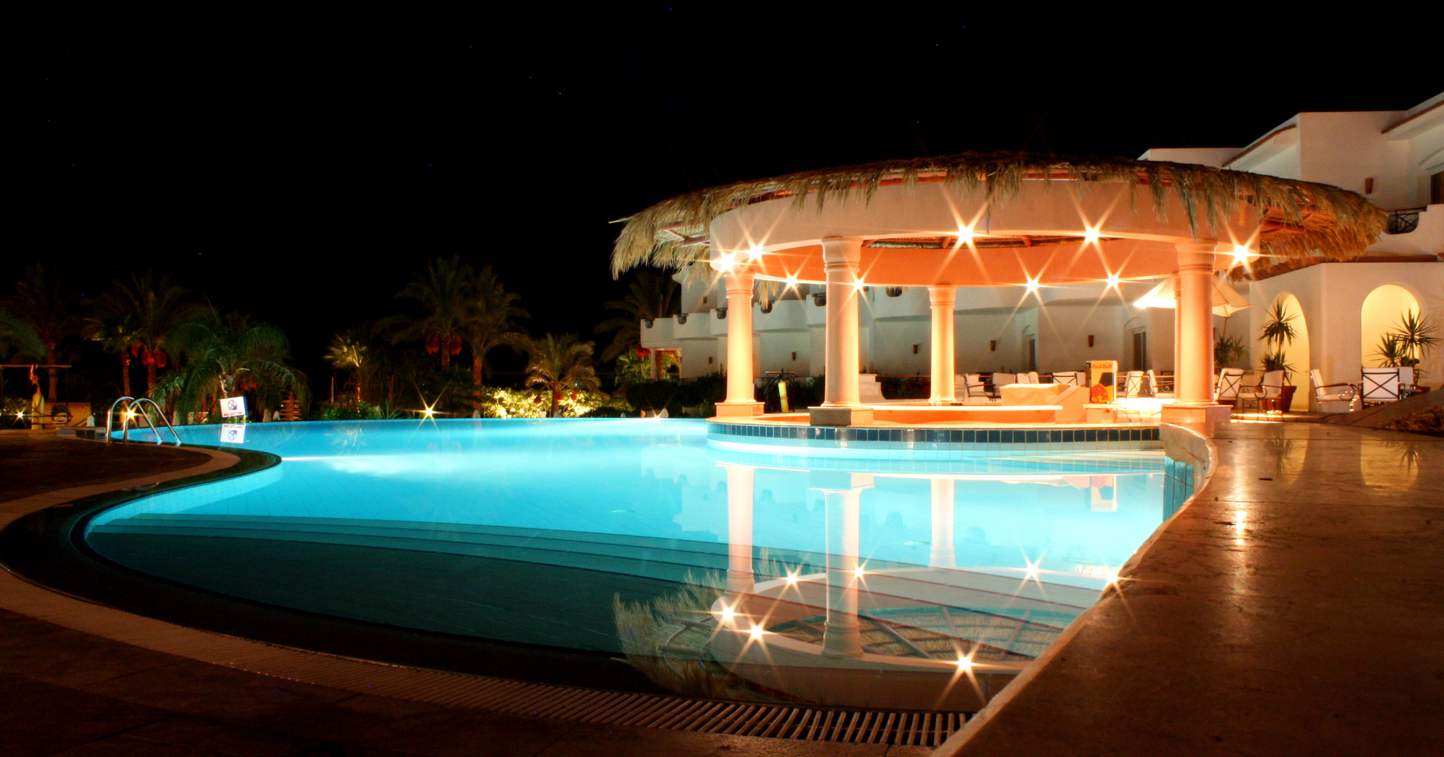 Poolbar bei Nacht