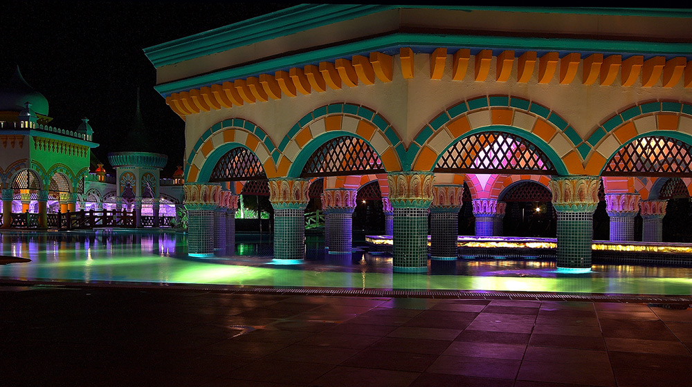 Poolbar bei Nacht