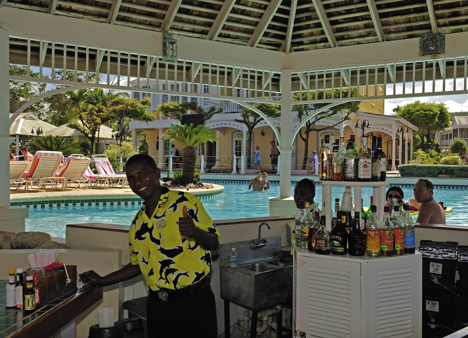 Poolbar im Breezes Grand Lido Braco