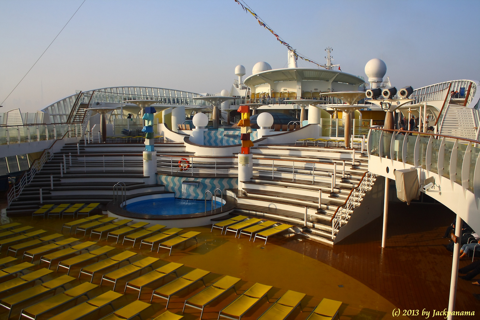 Poolbar mit Sonnendeck