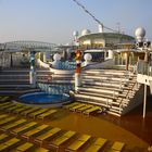 Poolbar mit Sonnendeck