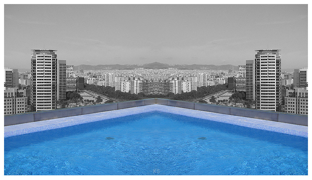 Poolblick über Barcelona