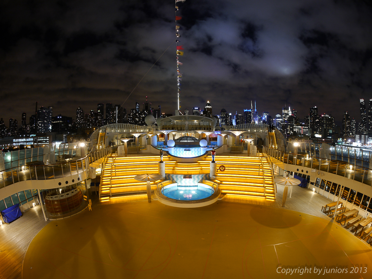 Pooldeck bei Nacht