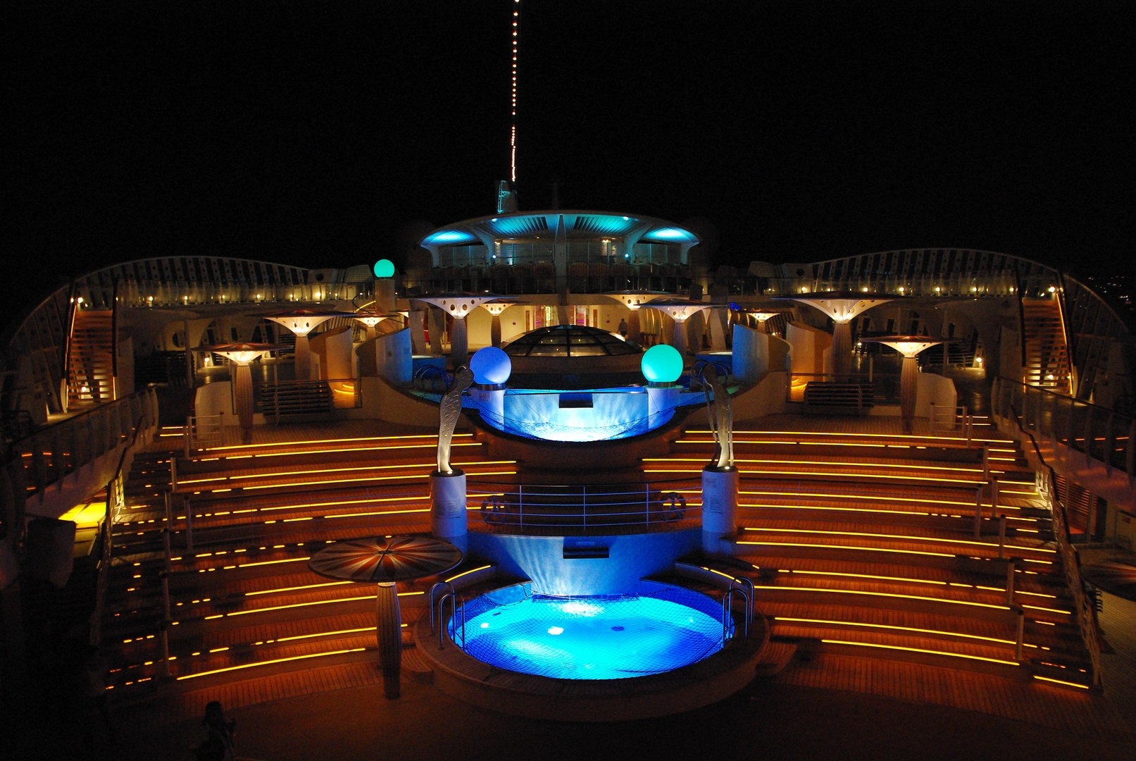 Pooldeck der Aida Diva bei Nacht