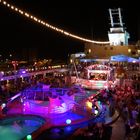 Poolparty auf der Mein Schiff 2 im Hafen von Abu Dhabi